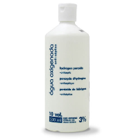 Frasco branco de água oxigenada com etiqueta azul e preta