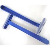 Aparelho azul de plástico para abrir embalagens sobre fundo branco