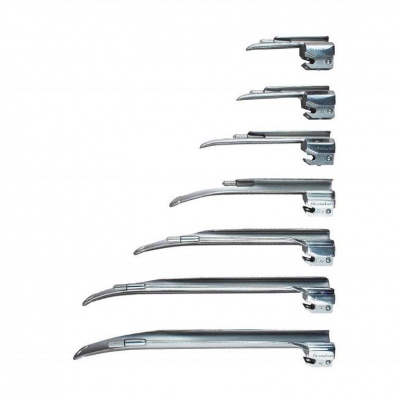 Sete lâminas metálicas curvas prateadas organizadas em fila sobre fundo branco