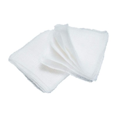 Panos de gaze brancos empilhados com textura leve e porosa