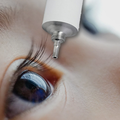 Close-up de um olho castanho com dispositivo branco próximo