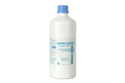 Frasco plástico branco com tampa azul de hipoclorito 6%, 500 ml, rótulo azul