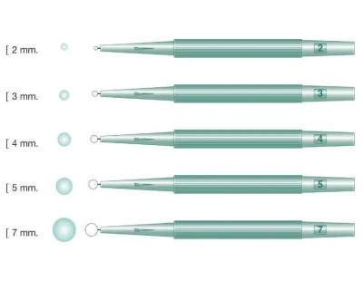 Cinco ferramentas metálicas verdes com argolas, medidas 2 a 7 mm