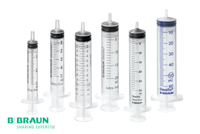 Seis seringas plásticas transparentes graduadas e o logo B BRAUN verde com texto