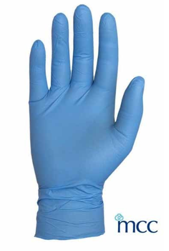 Luva descartável azul em fundo branco com logótipo mcc