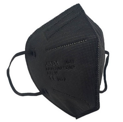 Máscara preta KN95 com texto em relevo e elásticos para os ouvidos