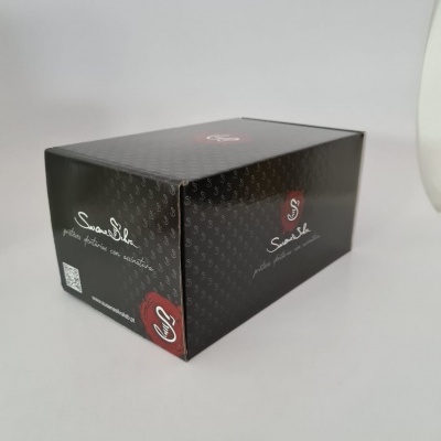 Caixa preta de cartão com padrão escuro e texto branco SuaveSlide.