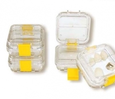 Caixas plásticas transparentes com fecho amarelo para armazenar objetos pequenos