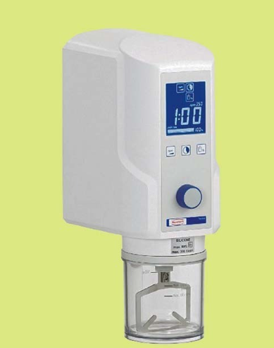 Máquina de laboratório digital branca com visor e recipiente transparente