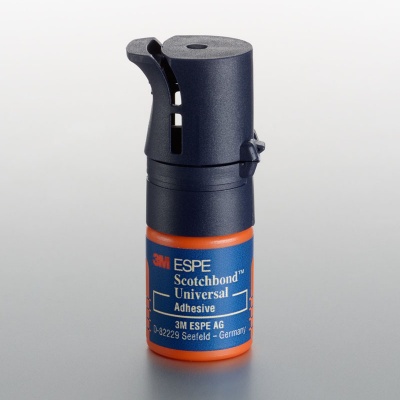 Embalagem de adesivo Scotchbond Universal da 3M ESPE com tampa azul escura e frasco laranja.