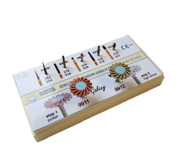 Conjunto de discos abrasivos coloridos em base branca com rótulos e textos diversos