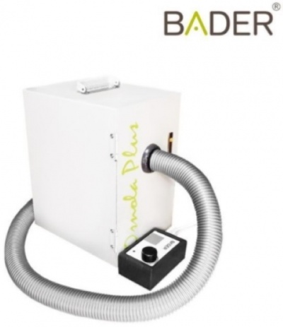 Equipamento branco com tubo flexível prateado e controlo preto com botão