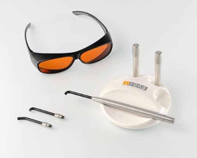 Equipamento odontológico com óculos de proteção, pontas metálicas e base branca com etiqueta Sirona