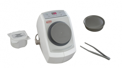 Aparelho elétrico branco com mostrador digital e acessórios cinza e metálicos