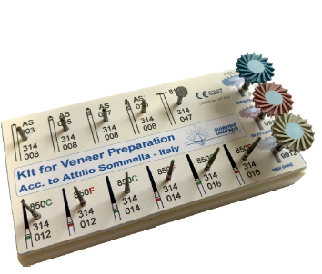 Kit para preparação de facetas dentárias com várias brocas em caixa branca.