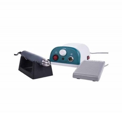 Máquina de unhas elétrica com handpiece, suporte e pedal em fundo branco