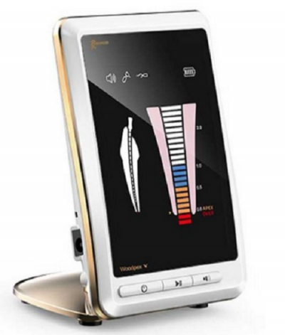 Dispositivo eletrônico com visor colorido e base de suporte prateada.