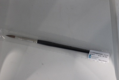 Pincel de pintura com cabo preto e etiqueta branca