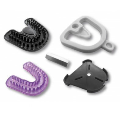 Peças plásticas diversas em diferentes formatos e cores sobre fundo branco