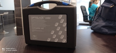 Mala preta para kit OPTIGLAZE color sobre mesa de madeira