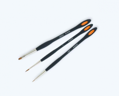Conjunto de três pincéis profissionais com cabo preto e detalhes laranja