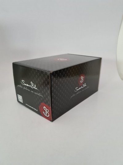 Caixa preta de cartão com padrão escuro e texto branco SuaveSlide.