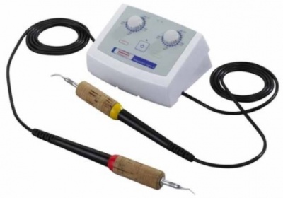 Aparelho branco com dois eletrodos com alças de cortiça ligados por cabos pretos