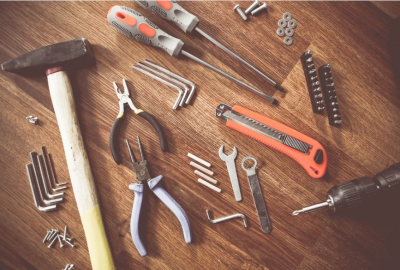 Ferramentas diversas sobre mesa de madeira