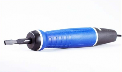 Chave de fenda elétrica azul e preta com lâmina plana