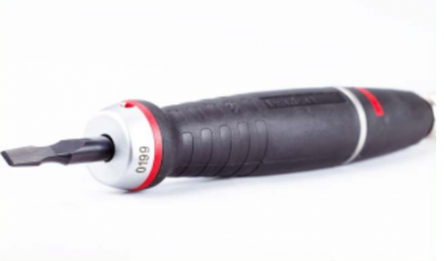 Chave de fendas preta com detalhes vermelhos e prateados e a inscrição '6/9'