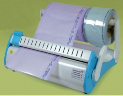 Máquina de selagem com rolos de filme plástico azul e roxo