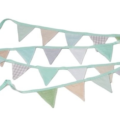 Bandeirolas de tecido coloridas em tons pastéis com padrões xadrez