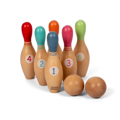Conjunto de pinos de madeira coloridos numerados com bolas para jogo de bowling