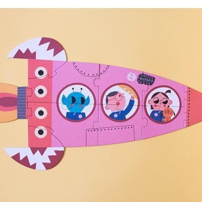 Foguete decorativo cor-de-rosa com personagens animados nas janelas