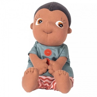 Boneco de tecido castanho com roupa azul e riscas cor-de-rosa sentado