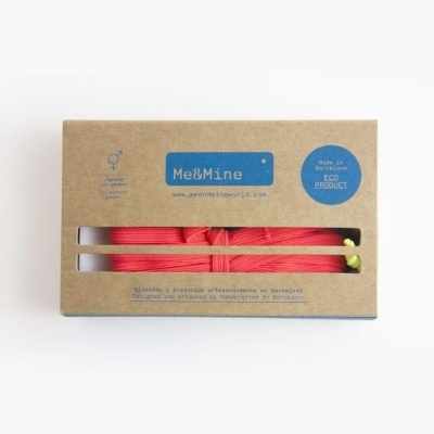 Caixa de cartão com fita vermelha e rótulos azuis