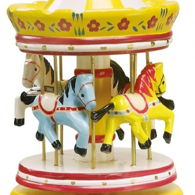 Miniatura de carrossel colorido em madeira com cavalos e base decorada.
