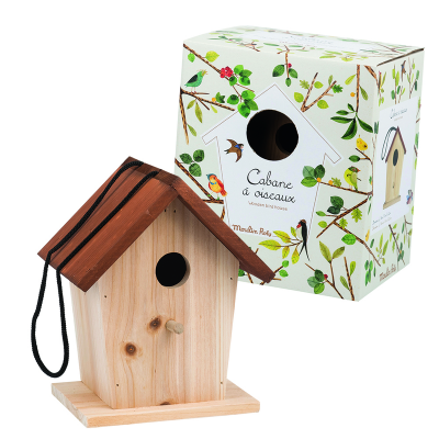Casa de pássaros de madeira clara com telhado castanho e caixa decorada com pássaros e folhas