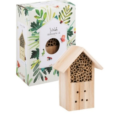 Casa de insetos em madeira com tubos e embalagem decorada