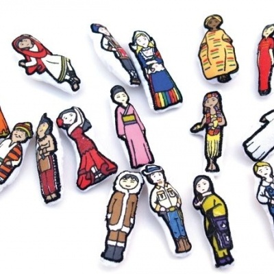 Ímanes de personagens com trajes tradicionais em várias cores