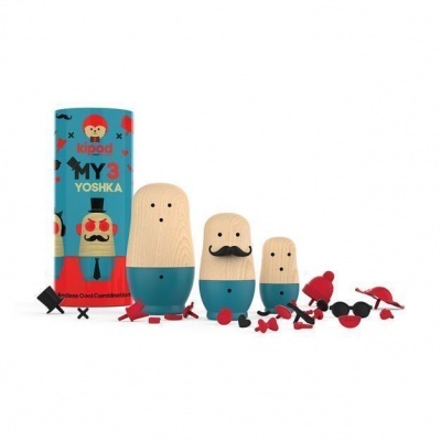 Conjunto de bonecos de madeira Kipod MY3 YOSHKA com acessórios variados e embalagem cilíndrica azul.