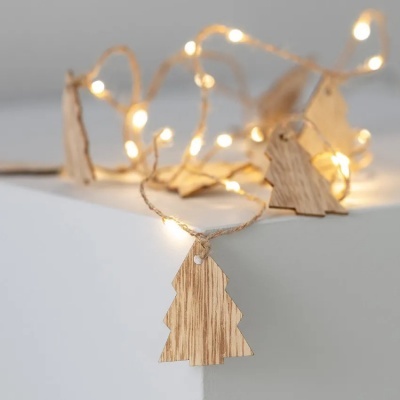 Corda de luz com pendentes de árvore de Natal em madeira e luzes LED