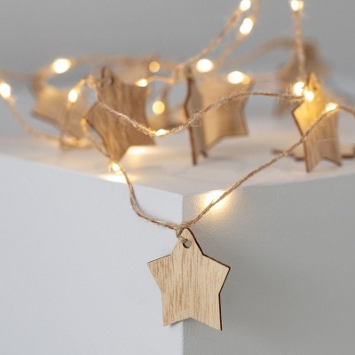 Guirlanda de estrelas em madeira com luzes LED quentes