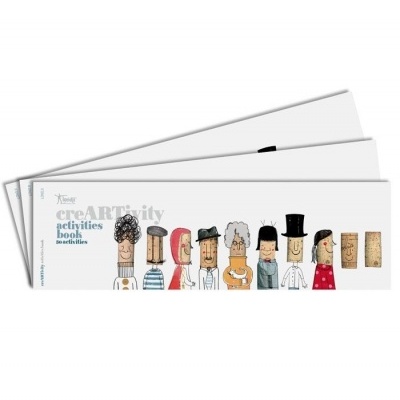 Livro de atividades com personagens em estilo cartoon na capa