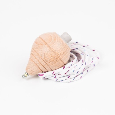 Pião de madeira com cordão colorido enrolado