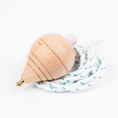 Pião de madeira com corda branca e detalhes em dourado