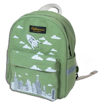 Mochila verde com desenho de cidade, nuvens e foguete branco
