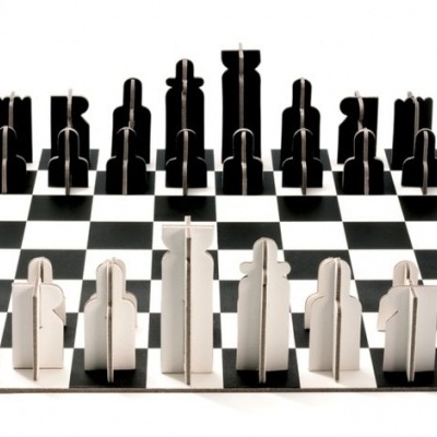 Tabuleiro de xadrez com peças pretas e brancas de design moderno