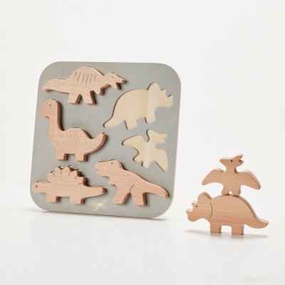 Blocos de madeira em forma de dinossauros com base cinza e fundo branco