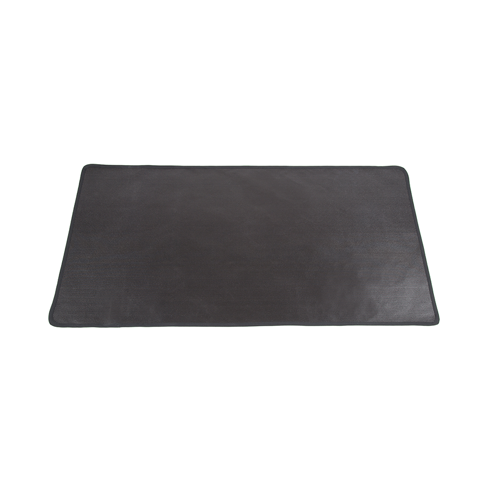 Tapete preto retangular com bordas arredondadas e textura lisa.